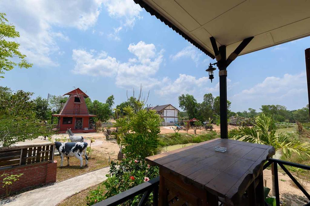 Cowboy Farm Resort Pattaya Ban Huai Yai Esterno foto
